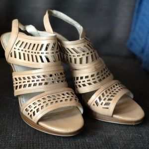 Adrienne Vittadini laser cut pumps sz 9